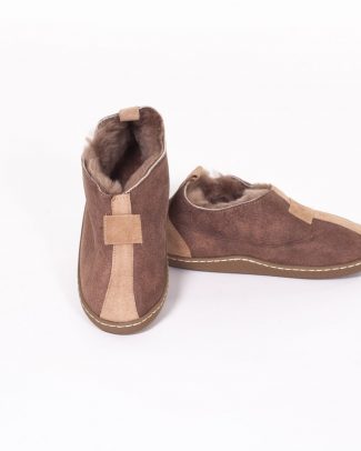 Beige vachtpantoffel met elastiek en rubber anitslipzool