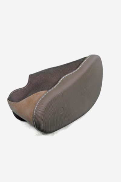 Beige vachtpantoffel met elastiek en rubber anitslipzool, onderzijde