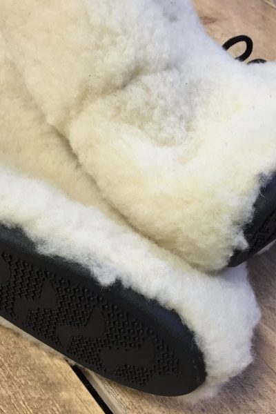 Wolwitte schapenwollen bombose slof met rubber antislipzool